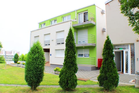 Facade/entrance