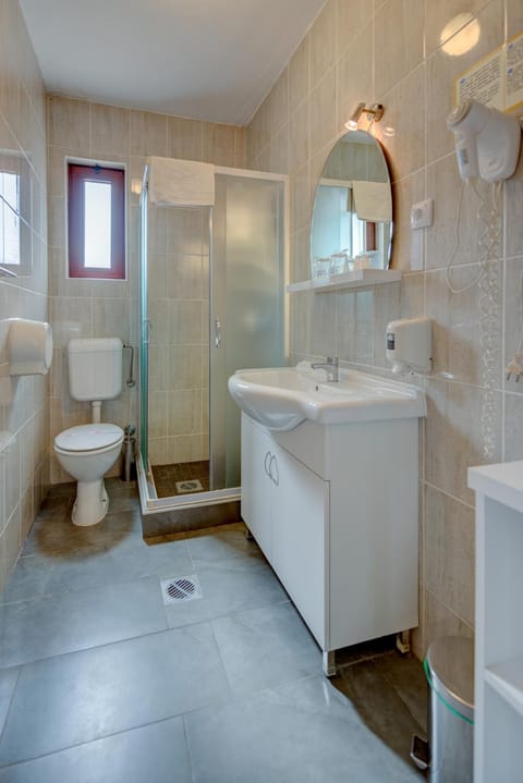 Shower, Toilet, Bathroom, towels