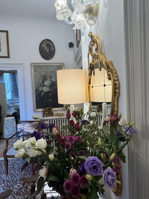 Living room, Lobby or reception, Decorative detail, Seating area