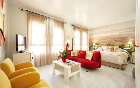 Bed, Living room, Photo of the whole room, Seating area
