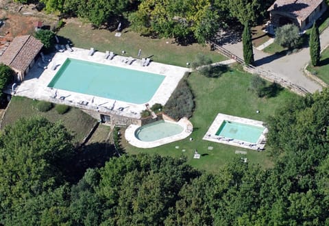 Property building, Natural landscape, Bird's eye view, Pool view, Swimming pool, sunbed