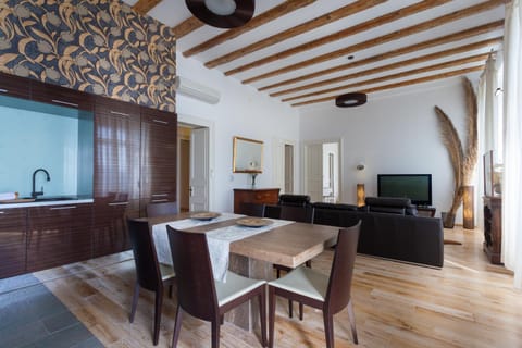 Communal lounge/ TV room, TV and multimedia, Living room, Dining area