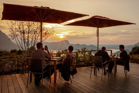 Restaurant/places to eat, People, Natural landscape, Balcony/Terrace, Lake view, Sunset, group of guests