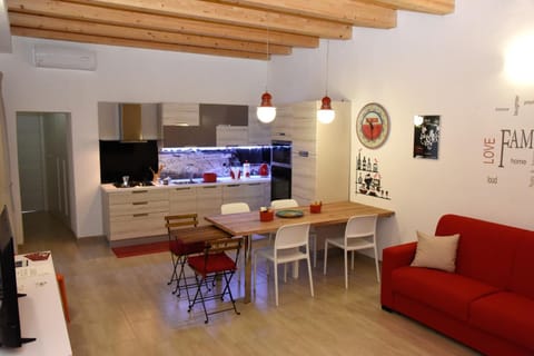 Living room, Photo of the whole room, Decorative detail, Seating area, Dining area