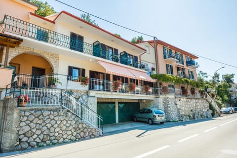 Property building, Facade/entrance, Off site, Day, Summer, Balcony/Terrace