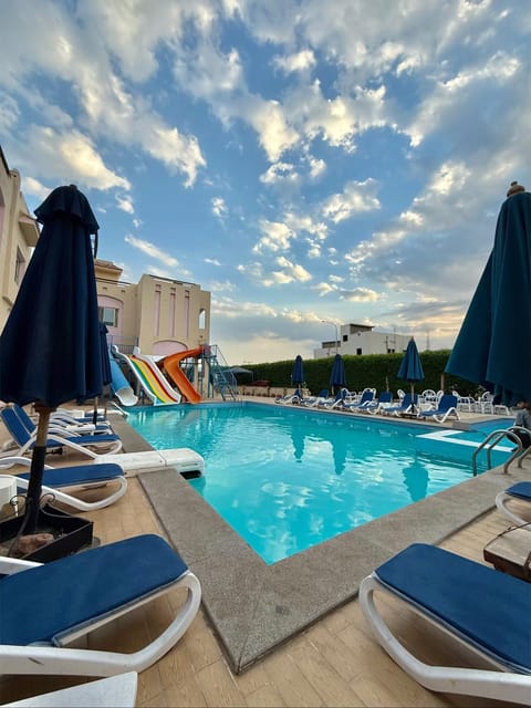 Day, Natural landscape, Pool view, Swimming pool, sunbed