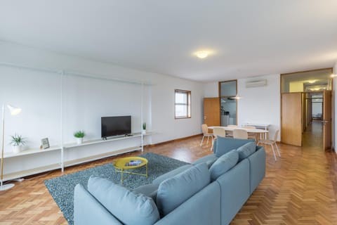 TV and multimedia, Living room, Seating area, Dining area