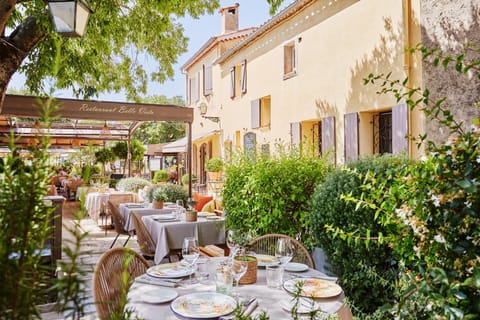 Property building, Patio, Restaurant/places to eat, Facade/entrance