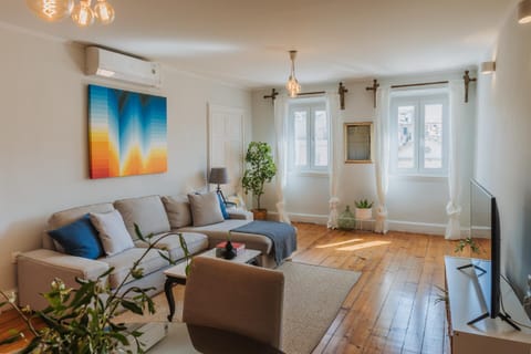 TV and multimedia, Living room, Seating area, air conditioner