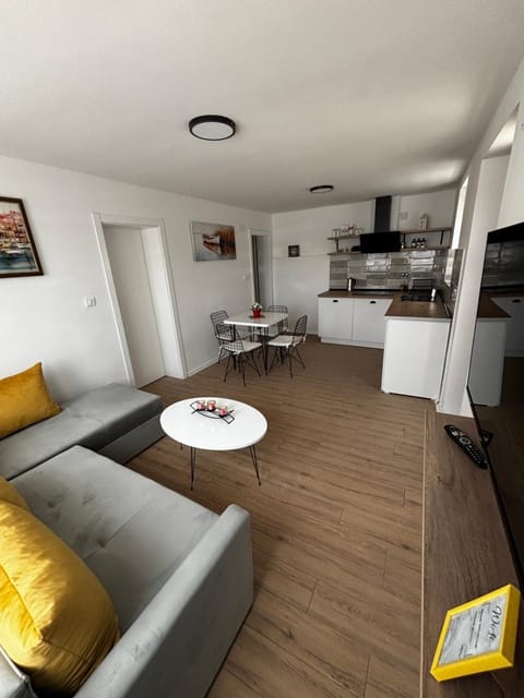 TV and multimedia, Kitchen or kitchenette, Living room, Seating area, Dining area, minibar, stove