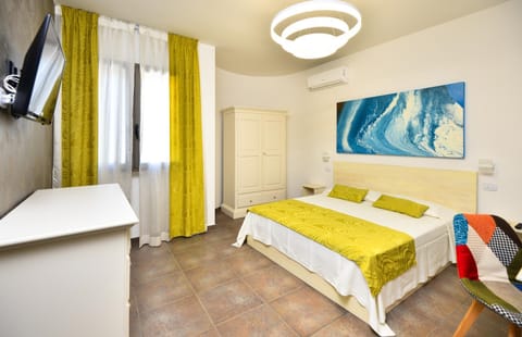 Bed, TV and multimedia, Photo of the whole room, Bedroom