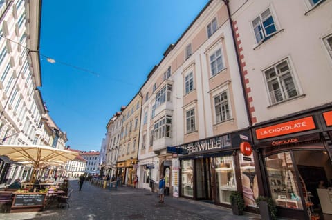 Nearby landmark, Restaurant/places to eat, Off site, Neighbourhood, Fitness centre/facilities, Supermarket/grocery shop, Shopping Area
