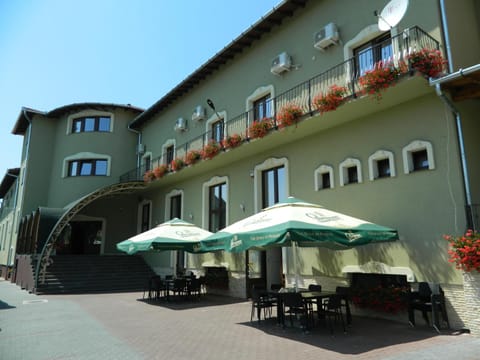 Restaurant/places to eat, Facade/entrance, Balcony/Terrace