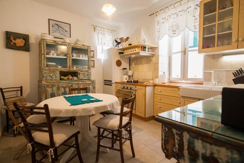 Kitchen or kitchenette, Dining area, minibar, pet friendly, stove