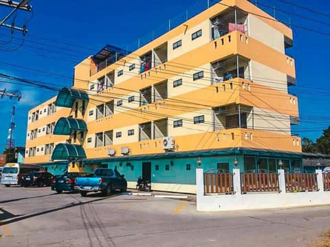 Property building, Facade/entrance, Photo of the whole room