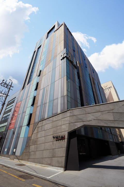 Facade/entrance