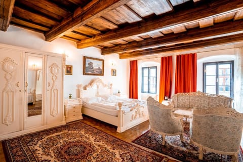 Bed, Photo of the whole room, Seating area, Bedroom, wardrobe