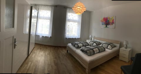 Bed, Photo of the whole room, Floor plan, Bedroom, Street view