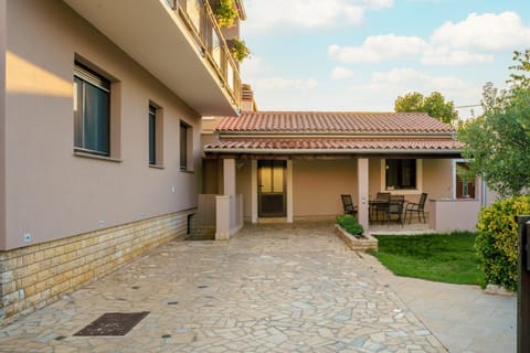 Property building, Facade/entrance, Balcony/Terrace, Breakfast, Parking