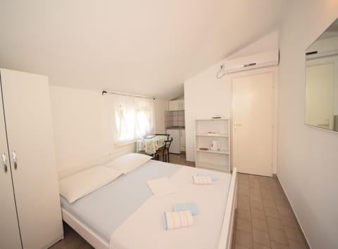 Bed, Kitchen or kitchenette, Bedroom, air conditioner