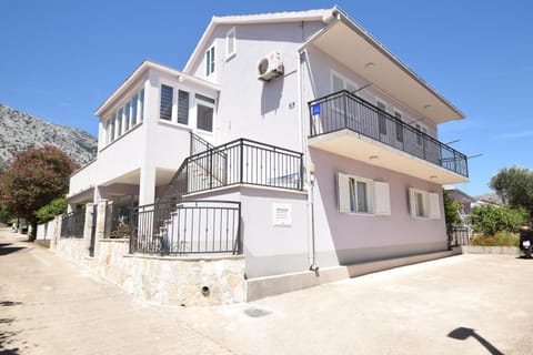 Property building, Garden view, Mountain view, Parking