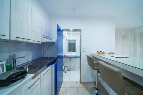 Bathroom, Kitchen or kitchenette, stove