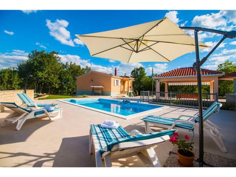 Facade/entrance, People, BBQ facilities, Garden, Balcony/Terrace, Garden view, Mountain view, Street view, Family