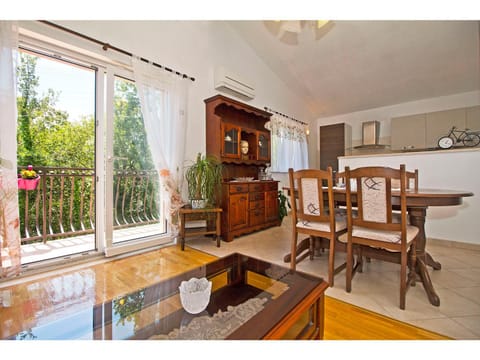 Communal lounge/ TV room, Evening entertainment, Communal kitchen, Garden view, Mountain view