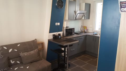 Coffee/tea facilities, Kitchen or kitchenette, Dining area, stove, toaster