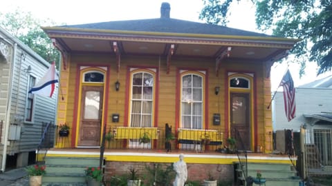 Creole Victorian for groups large and small House in New Orleans