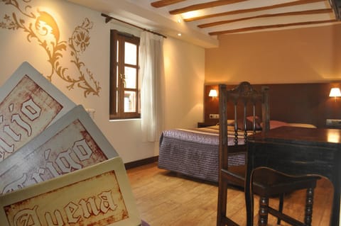 Photo of the whole room, Decorative detail, Family