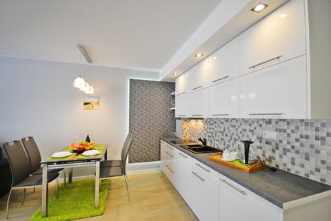 Coffee/tea facilities, Kitchen or kitchenette, Living room, Seating area, Dining area