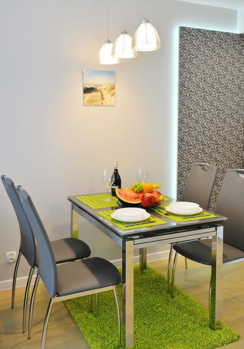 Coffee/tea facilities, Kitchen or kitchenette, Living room, Seating area, Dining area