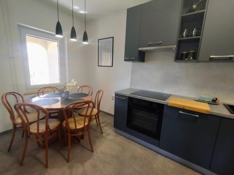Kitchen or kitchenette, Dining area, stove