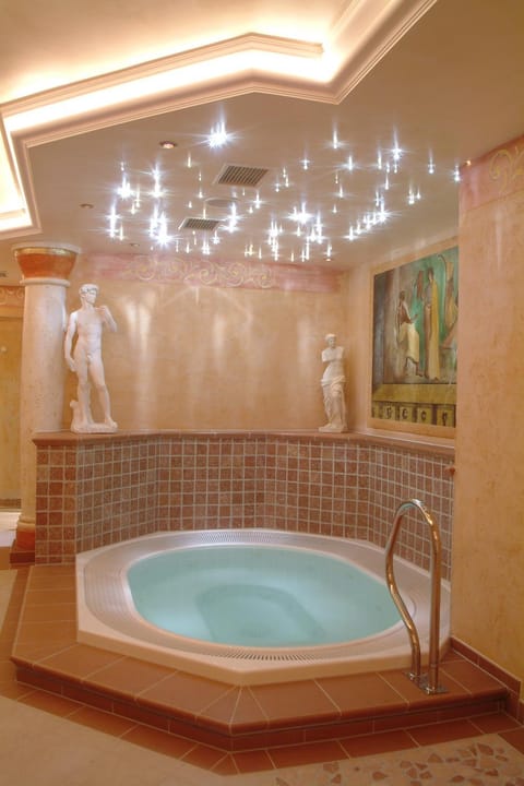 Hot Tub, Sauna, Solarium