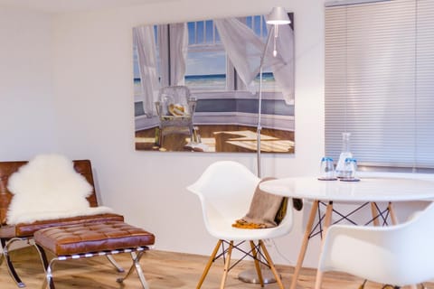 Photo of the whole room, Decorative detail