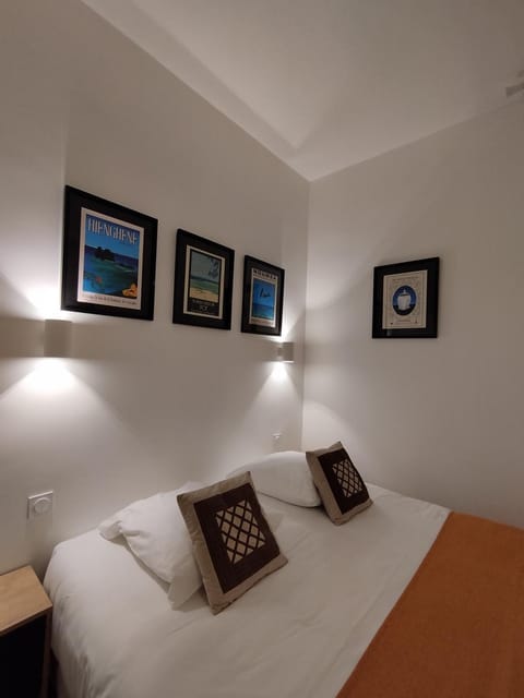 Shower, Property building, Bed, Continental breakfast, Family