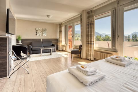 Bed, TV and multimedia, View (from property/room), Balcony/Terrace, Living room, Photo of the whole room, Seating area, Bedroom, towels