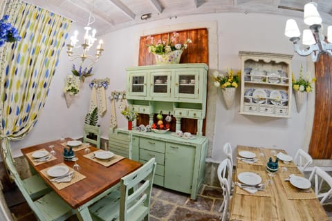 Restaurant/places to eat, Food and drinks, Food