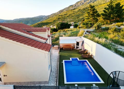 Property building, Swimming pool, fireplace, sunbed