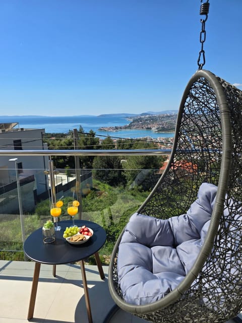 Day, View (from property/room), Balcony/Terrace, Seating area, Sea view
