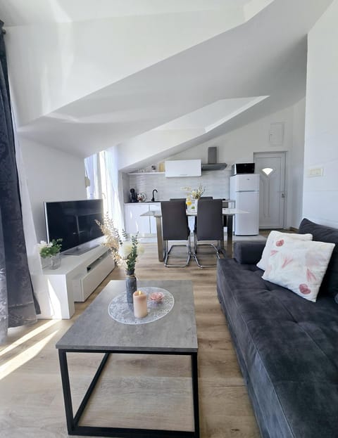 TV and multimedia, Kitchen or kitchenette, Seating area, Dining area