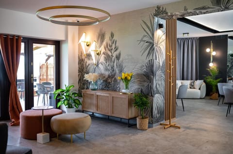 Restaurant/places to eat, Internal: Not applicable to any particular room