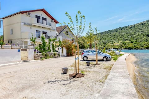 Property building, Facade/entrance, Day, Beach, Sea view, Street view, Location, Parking