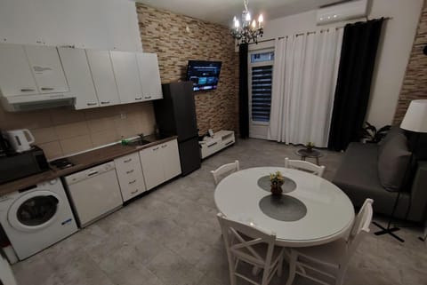 TV and multimedia, Coffee/tea facilities, Living room, Seating area, Dining area, stove