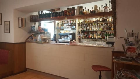 Lounge or bar, Food and drinks