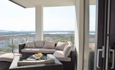 Balcony/Terrace, Balcony/Terrace, Decorative detail, Seating area, Dining area, Sea view