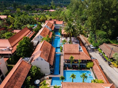 Property building, Pool view, Street view, Swimming pool, Location
