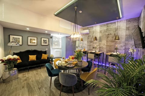 Food and drinks, Decorative detail, Seating area, Dining area, Meeting/conference room, Food, Breakfast, Internal: Not applicable to any particular room