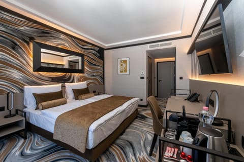 Bed, TV and multimedia, Bedroom